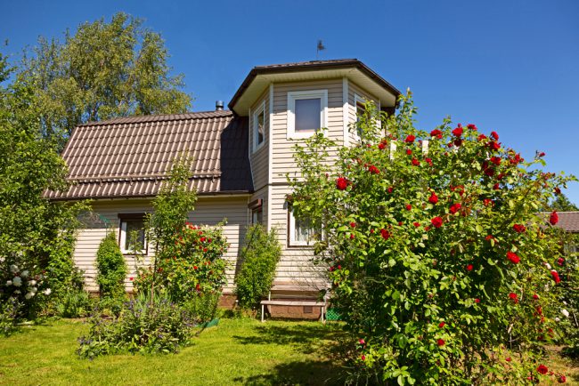 shutterstock_1433331653 home with metal roof and siding